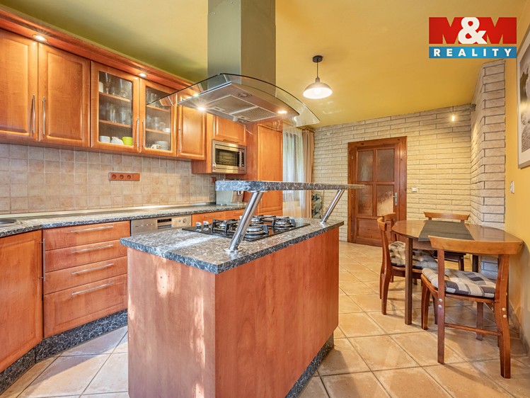 Prodej rodinného domu 197 m², pozemek 592 m² - foto 8