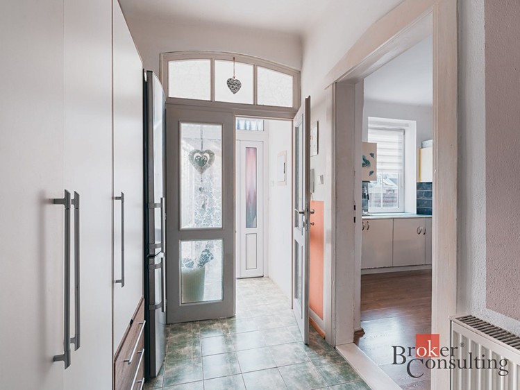 Prodej rodinného domu 146 m², pozemek 715 m² - foto 2