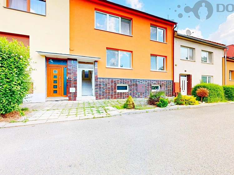Prodej rodinného domu 196 m², pozemek 856 m² - foto 1
