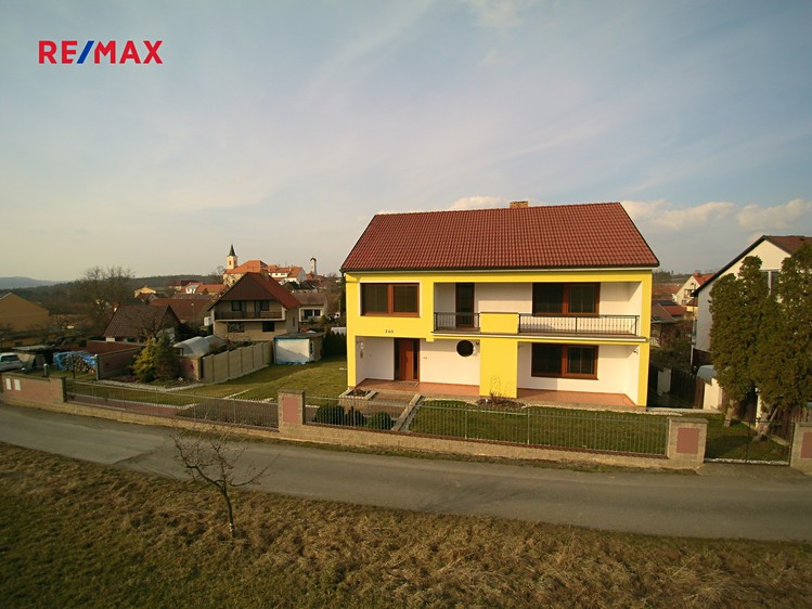 Prodej rodinného domu 177 m², pozemek 856 m² - foto 2