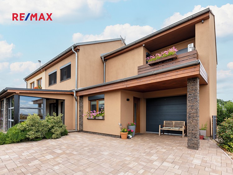 Prodej rodinného domu 199 m², pozemek 524 m² - foto 1
