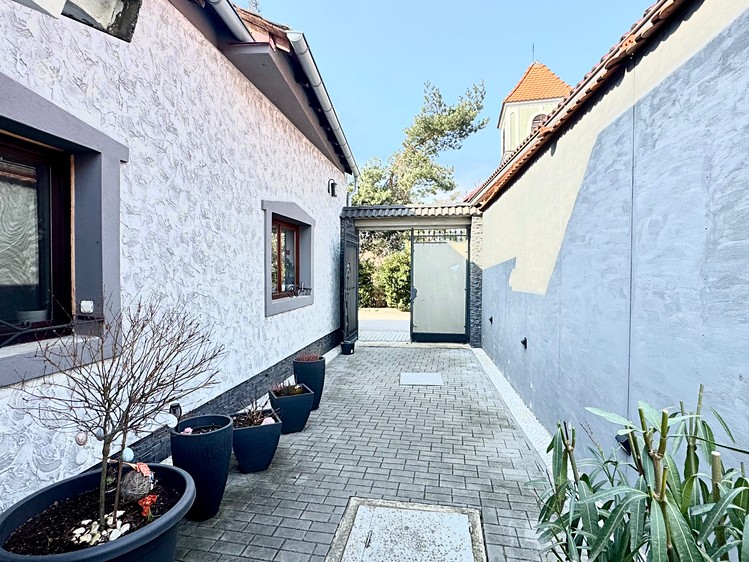 Prodej rodinného domu 212 m², pozemek 758 m² - foto 3