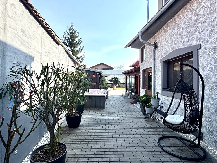 Prodej rodinného domu 212 m², pozemek 758 m² - foto 2
