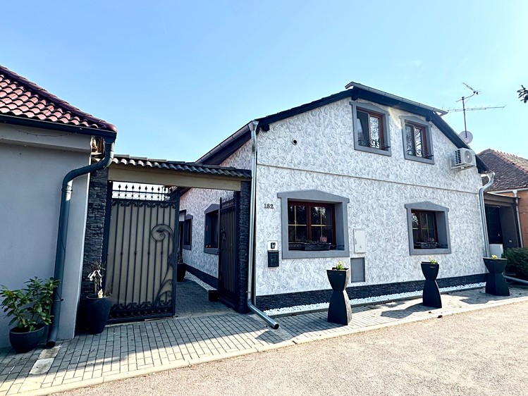 Prodej rodinného domu 212 m², pozemek 758 m² - foto 1