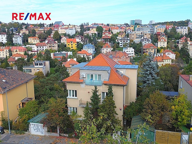 Prodej rodinného domu 337 m², pozemek 557 m² - foto 2
