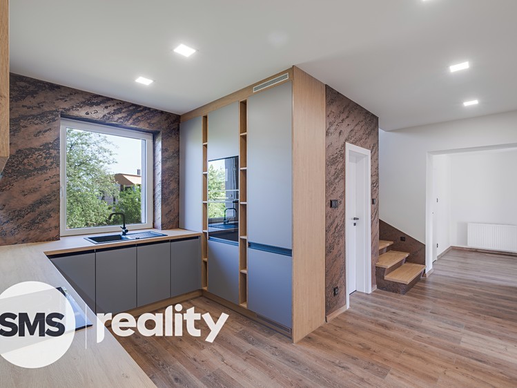 Prodej rodinného domu 294 m², pozemek 977 m² - foto 2