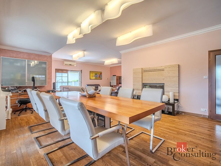 Prodej rodinného domu 307 m², pozemek 874 m² - foto 4
