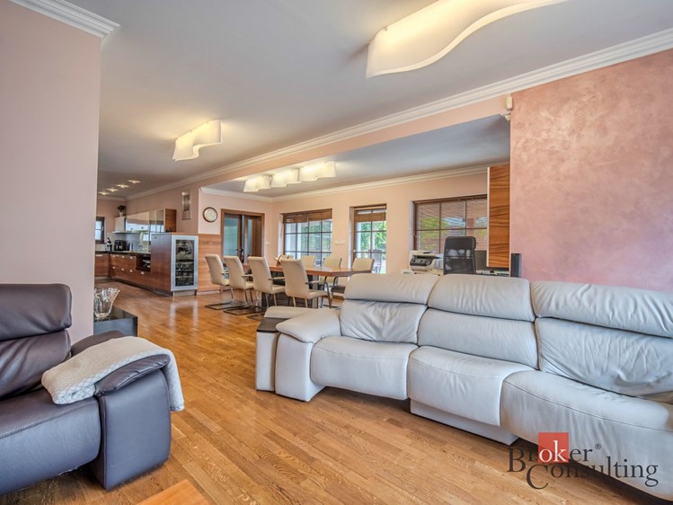 Prodej rodinného domu 307 m², pozemek 874 m² - foto 6