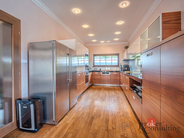 Prodej rodinného domu 307 m², pozemek 874 m² - foto 8
