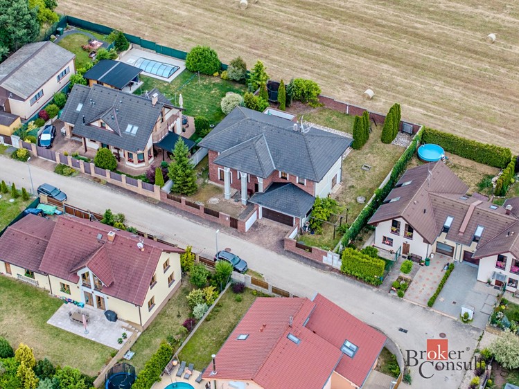 Prodej rodinného domu 307 m², pozemek 874 m² - foto 7