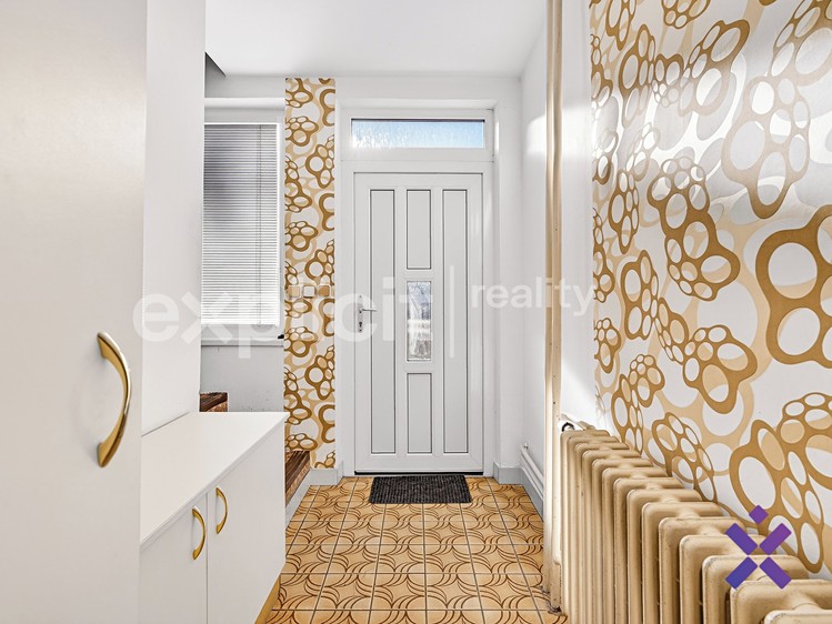 Prodej rodinného domu 229 m², pozemek 596 m² - foto 2
