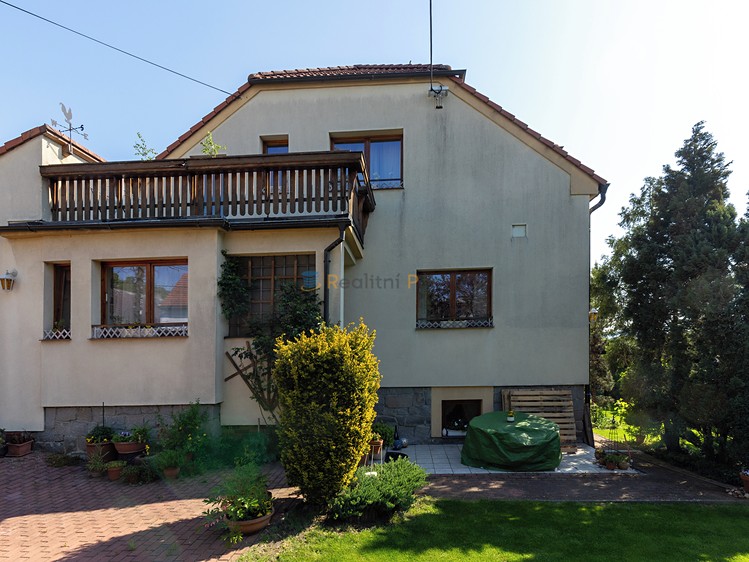 Prodej rodinného domu 294 m², pozemek 708 m² - foto 1