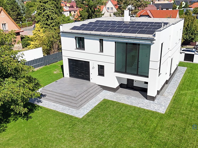 Prodej rodinného domu 256 m², pozemek 1 303 m² - foto 1