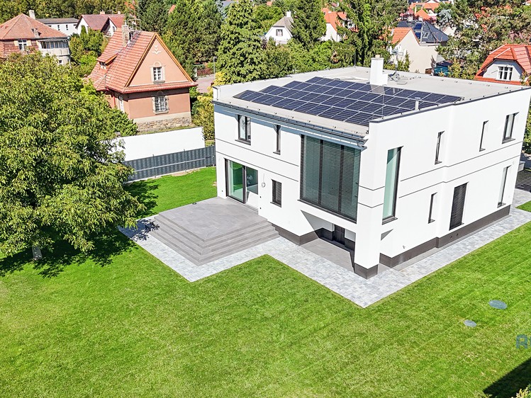 Prodej rodinného domu 256 m², pozemek 1 303 m² - foto 2
