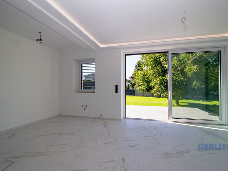Prodej rodinného domu 256 m², pozemek 1 303 m² - foto 7