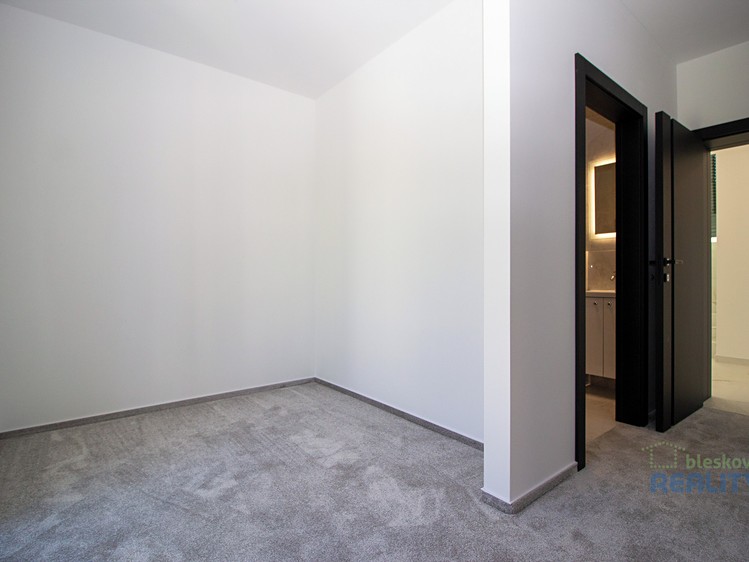 Prodej rodinného domu 256 m², pozemek 1 303 m² - foto 8