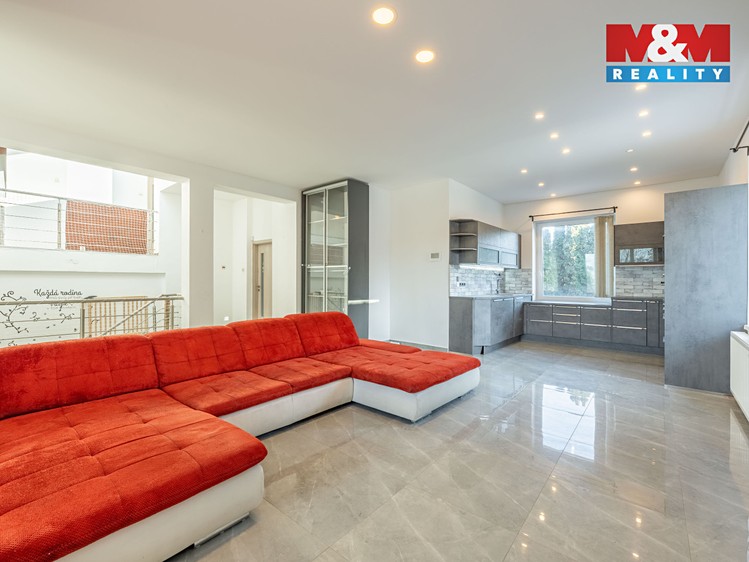 Prodej rodinného domu 250 m², pozemek 679 m² - foto 4
