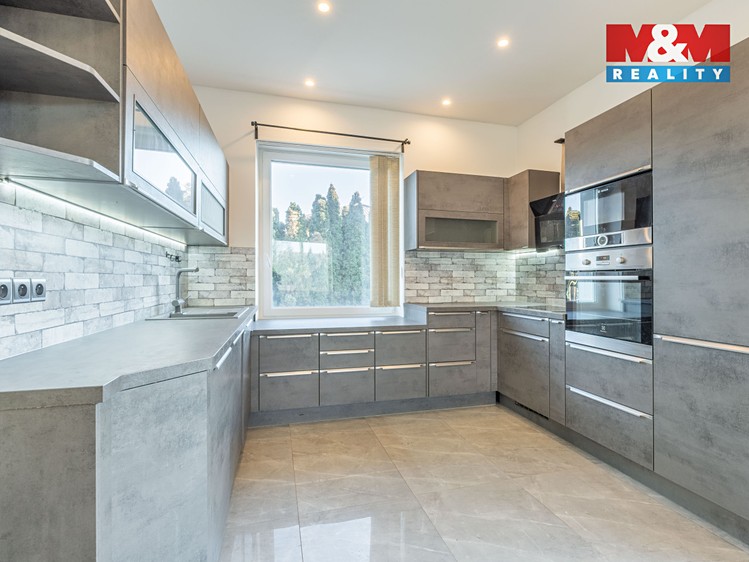 Prodej rodinného domu 250 m², pozemek 679 m² - foto 3