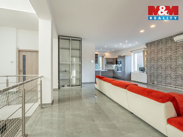 Prodej rodinného domu 250 m², pozemek 679 m² - foto 6