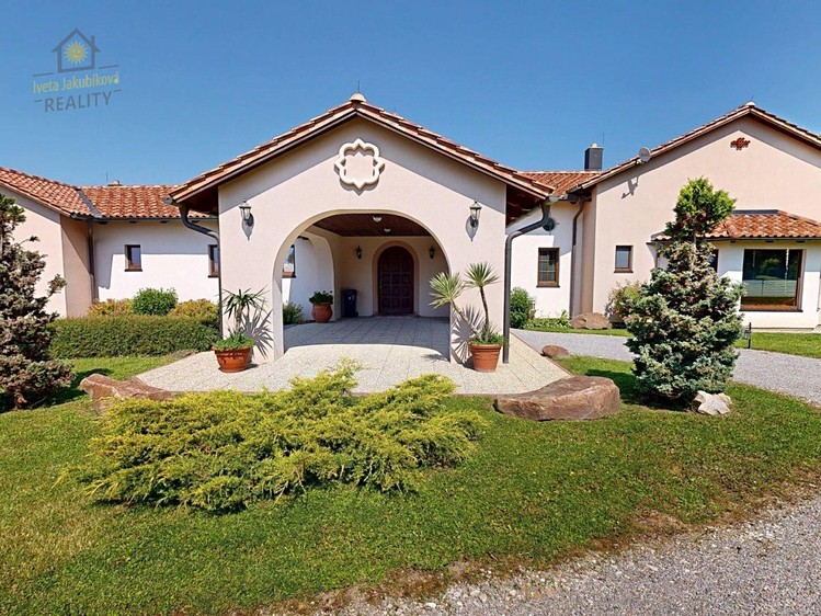 Prodej rodinného domu 889 m², pozemek 7 174 m² - foto 1