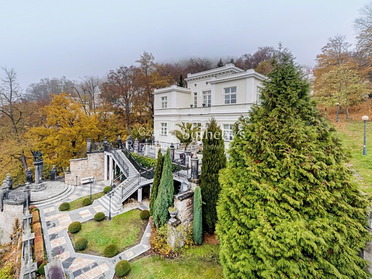 Prodej vily 468 m², pozemek 2 681 m² - foto 1