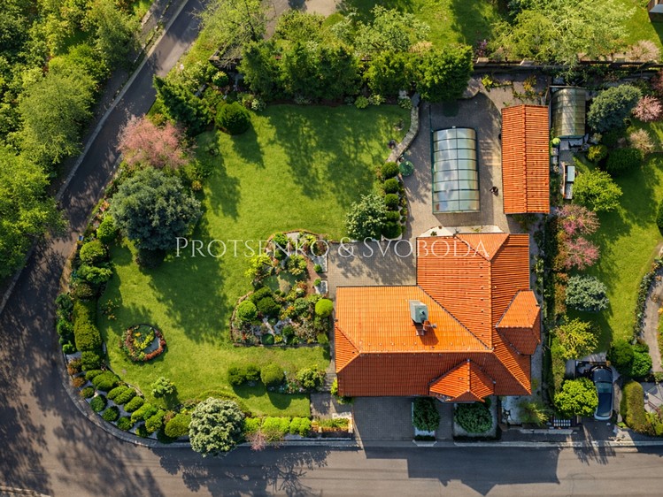 Prodej rodinného domu 314 m², pozemek 1 261 m² - foto 2
