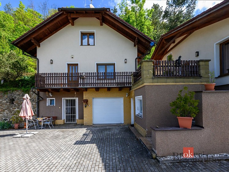 Prodej rodinného domu 327 m², pozemek 1 228 m² - foto 2