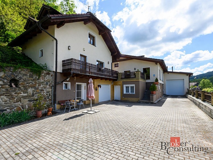 Prodej rodinného domu 327 m², pozemek 1 228 m² - foto 1