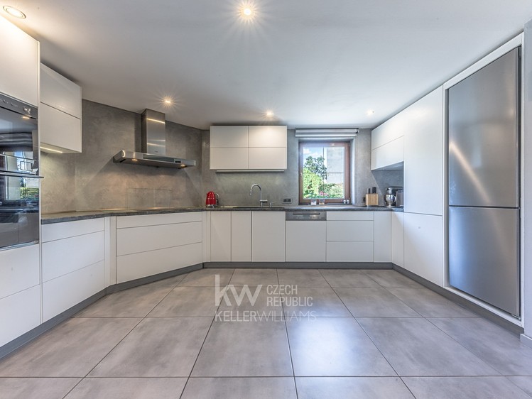 Prodej rodinného domu 131 m², pozemek 790 m² - foto 1