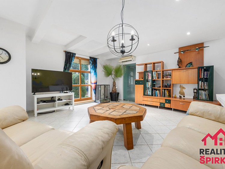 Prodej rodinného domu 275 m², pozemek 787 m² - foto 3