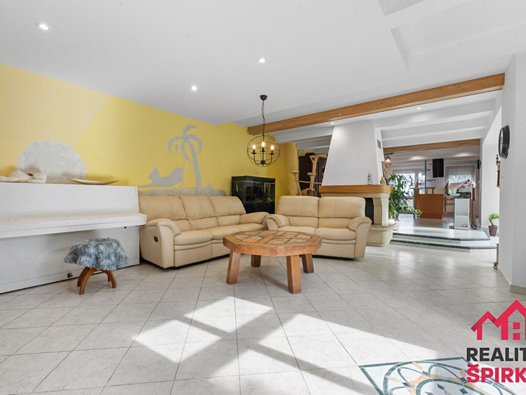 Prodej rodinného domu 275 m², pozemek 787 m² - foto 2