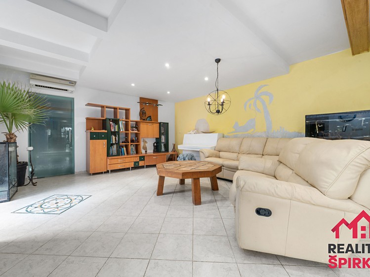 Prodej rodinného domu 275 m², pozemek 787 m² - foto 4