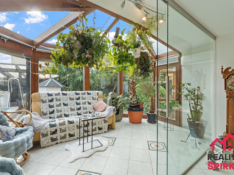 Prodej rodinného domu 275 m², pozemek 787 m² - foto 1
