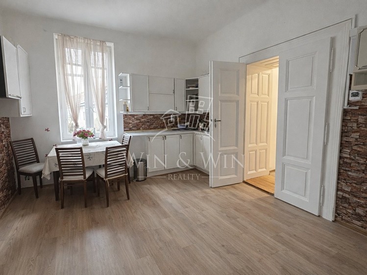 Prodej rodinného domu 935 m², pozemek 1 039 m² - foto 2