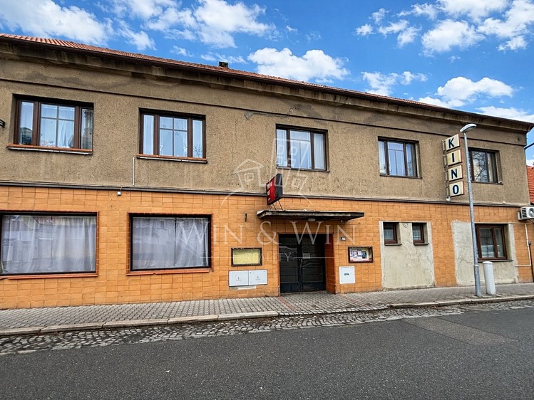 Prodej rodinného domu 935 m², pozemek 1 039 m² - foto 1