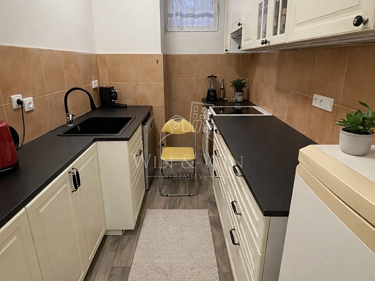 Prodej rodinného domu 935 m², pozemek 1 039 m² - foto 7