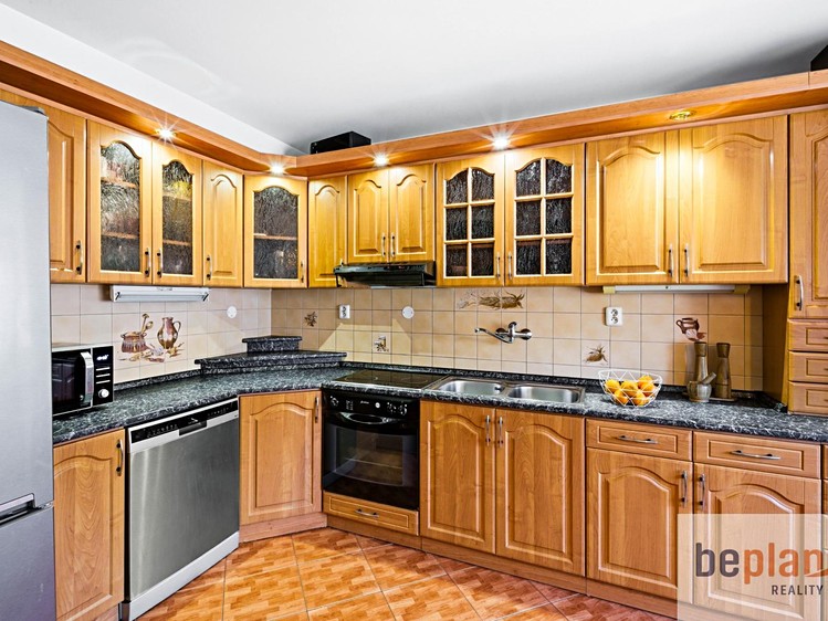 Prodej rodinného domu 198 m², pozemek 355 m² - foto 2