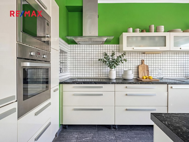 Prodej vícegeneračního domu 179 m², pozemek 875 m² - foto 2