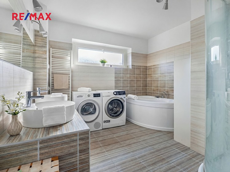 Prodej vícegeneračního domu 179 m², pozemek 875 m² - foto 5
