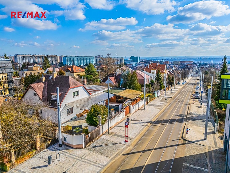 Prodej rodinného domu 249 m², pozemek 460 m² - foto 1