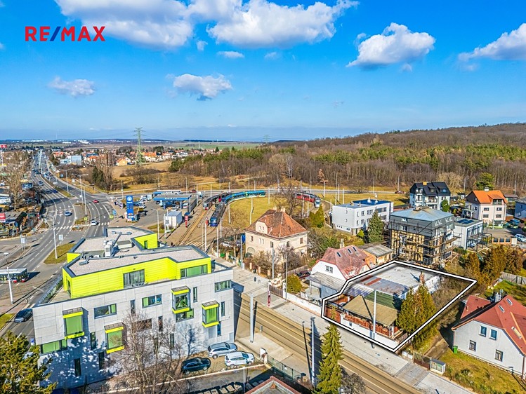 Prodej rodinného domu 249 m², pozemek 460 m² - foto 2