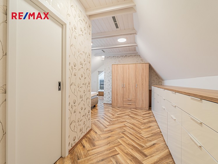 Prodej  vícegeneračního domu 280 m², pozemek 3 453 m² - foto 8