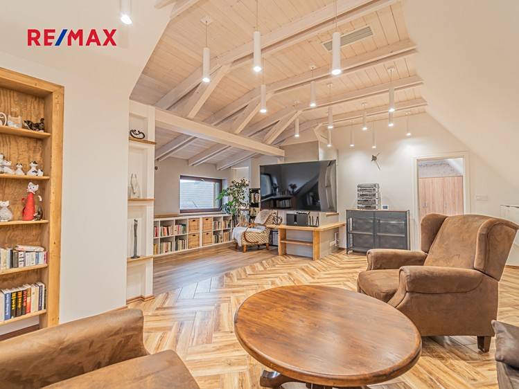 Prodej  vícegeneračního domu 280 m², pozemek 3 453 m² - foto 6