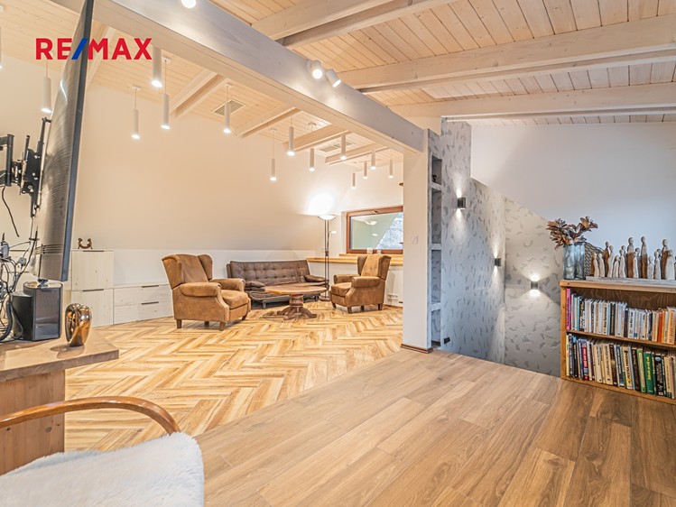 Prodej  vícegeneračního domu 280 m², pozemek 3 453 m² - foto 7