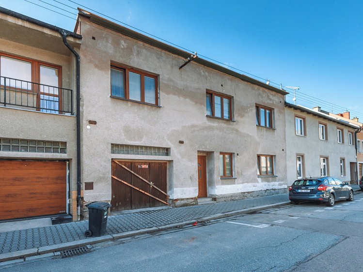 Prodej rodinného domu 240 m², pozemek 799 m² - foto 1