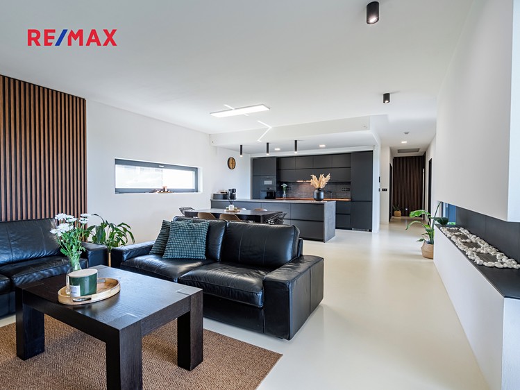 Prodej  rodinného domu 202 m², pozemek 1 102 m² - foto 4
