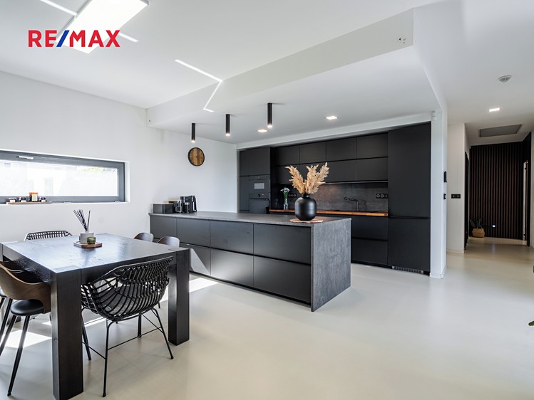 Prodej  rodinného domu 202 m², pozemek 1 102 m² - foto 5