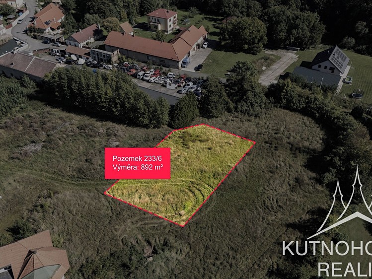 Prodej stavebního pozemku 892 m² - foto 1