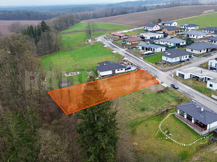 Prodej stavebního pozemku 1 210 m² - foto 1