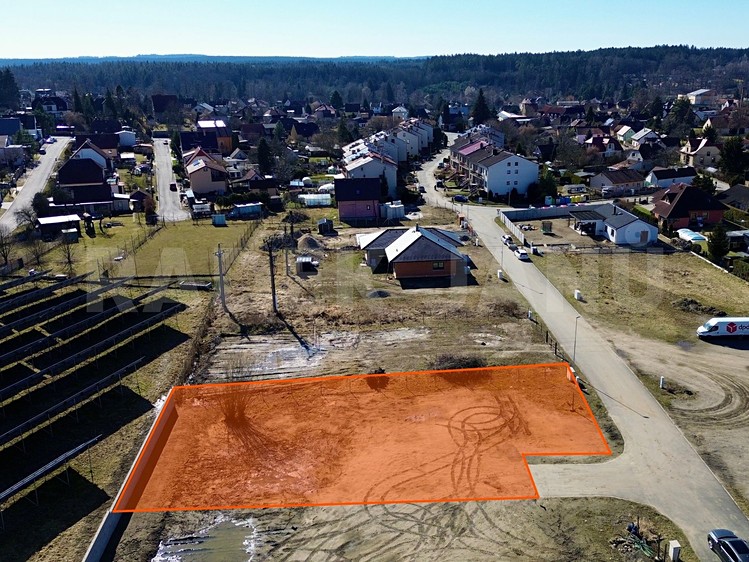 Prodej stavebního pozemku 909 m² - foto 1